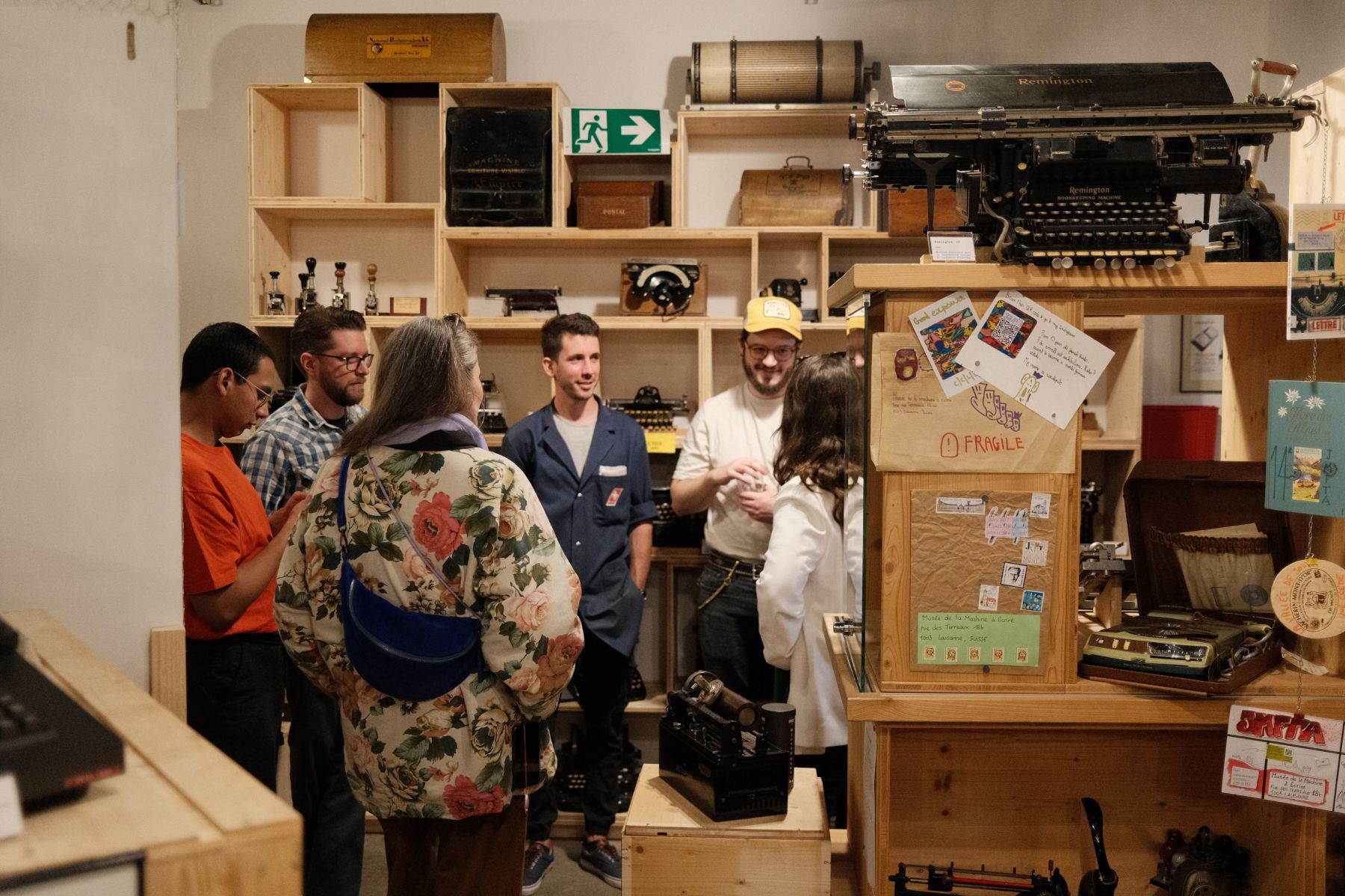 Visiteurs découvrant des machines à écrire au Musée de la Machine à Écrire de Lausanne