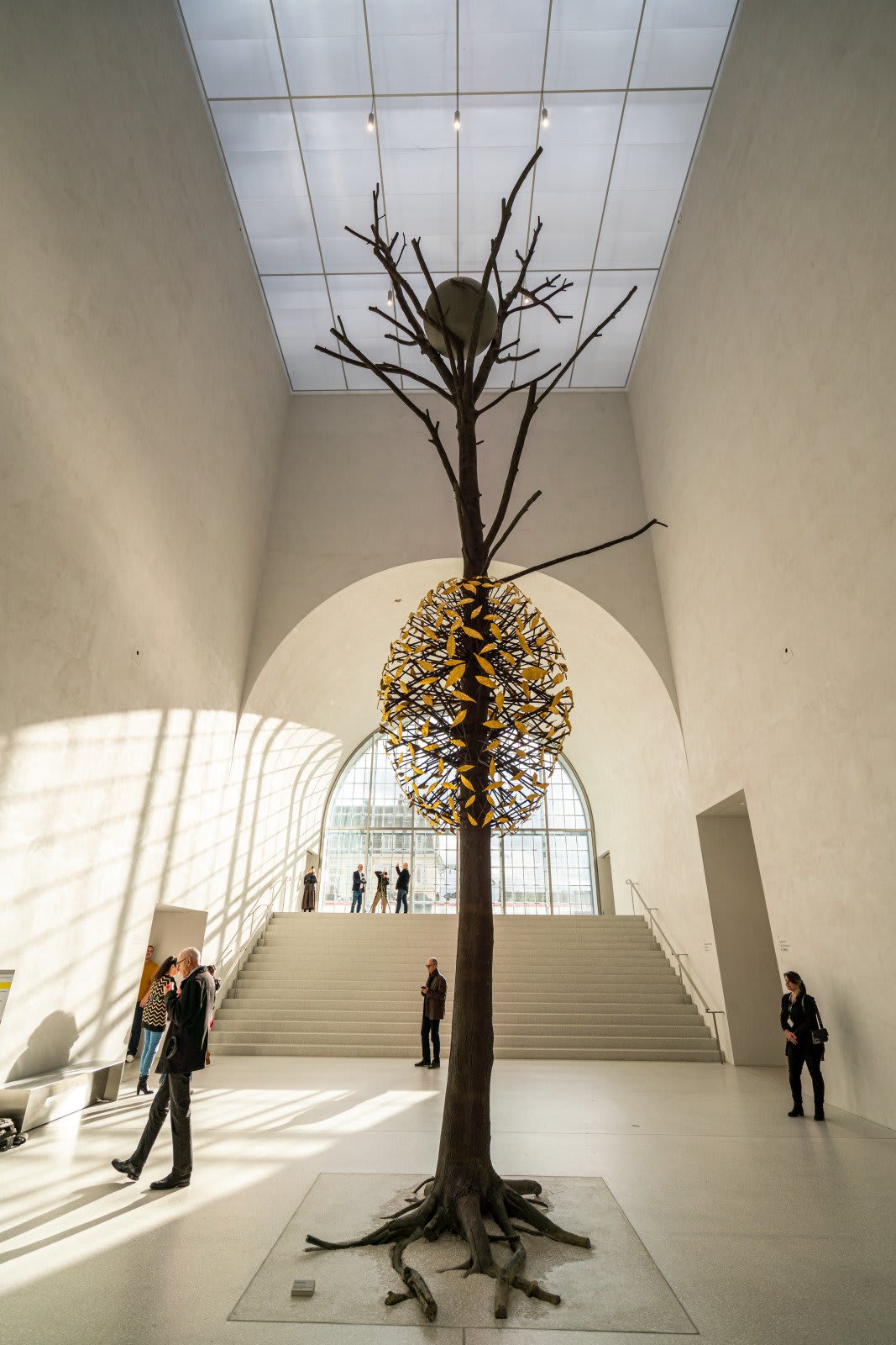 Des activités gratuites à Lausanne ? Par ici ! - © Musee Cantonal des Beaux-Arts - MCBA Hall d'entree avec la sculpture Luce e ombra de lartiste italien Giuseppe Penone