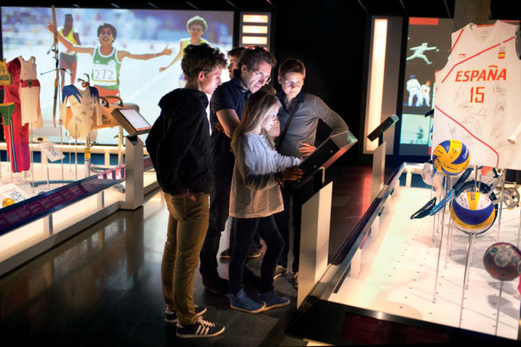 undefined - © Famille en visite au Musée Olympique