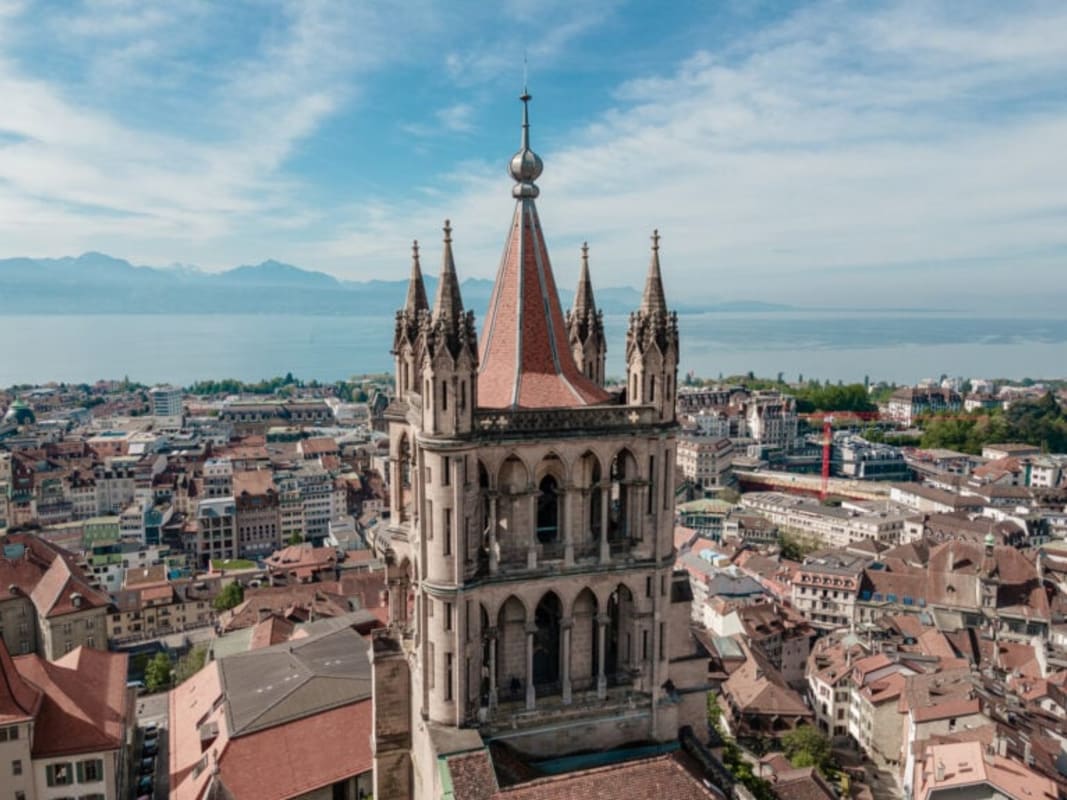 undefined - © Vue sur le Beffroi d e la Cathedrale la ville le lac et les montagne.