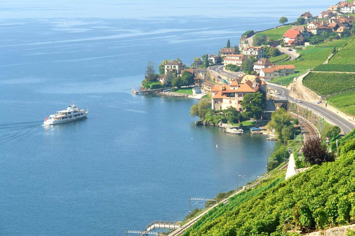 Vue sur le vignoble le lac et un bateau CGN - © Lausanne Tourisme