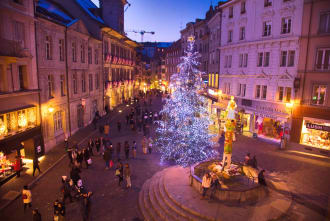Ambiance de Noël avec le sapin à la place de la Palud.