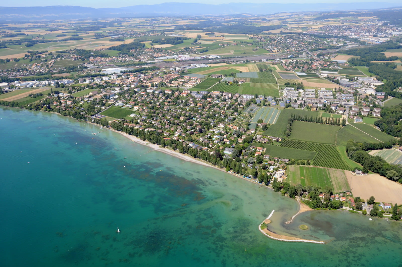 Lausanne et le Léman - © Vue sur la plage de Preverenges et le lac Leman.