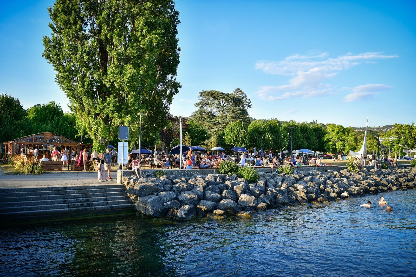 Les endroits où se rafraîchir à Lausanne - © Ambiance au port de Pully. Bar -restaurant La Generale