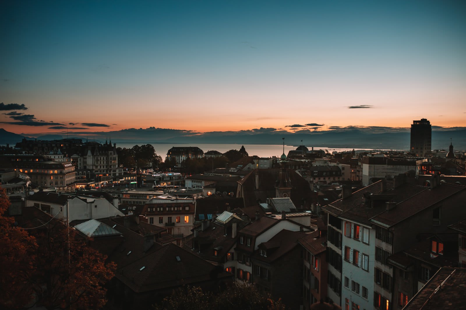 Où admirer le coucher du soleil à Lausanne ? - © Vue sur la ville et le lac depuis la Cite au coucher du soleil.