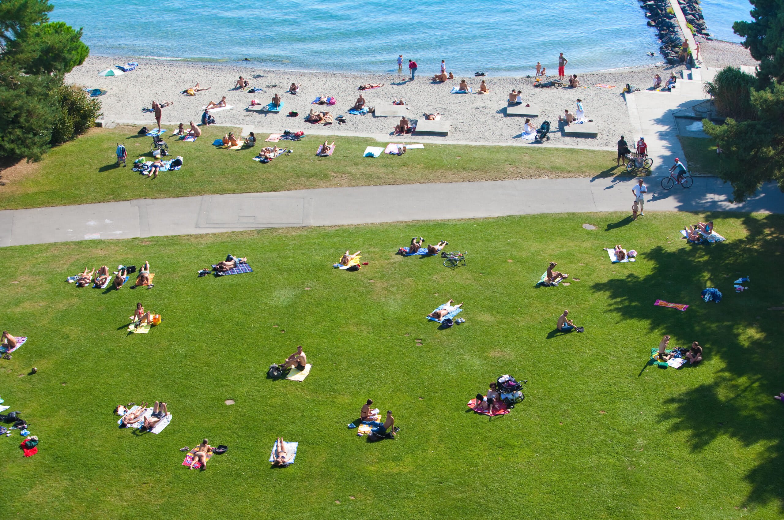 Pas besoin de quitter Lausanne pour aller à la plage, il y a le Léman ! - © Vue aerienne sur la plage de Vidy-Lausanne devant le theatre de Vidy
