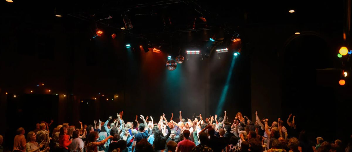 Bal litt&eacute;raire: eh bien, dansons maintenant!
