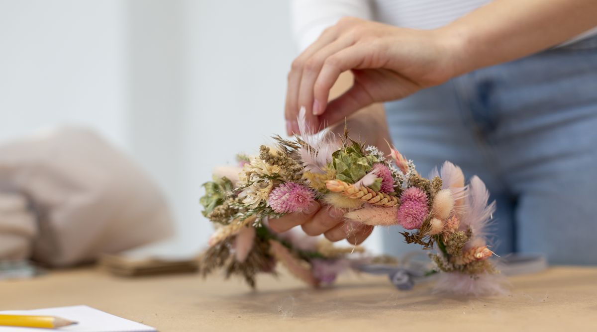 Cr&eacute;ation florale: couronne de fleurs s&eacute;ch&eacute;es automnale