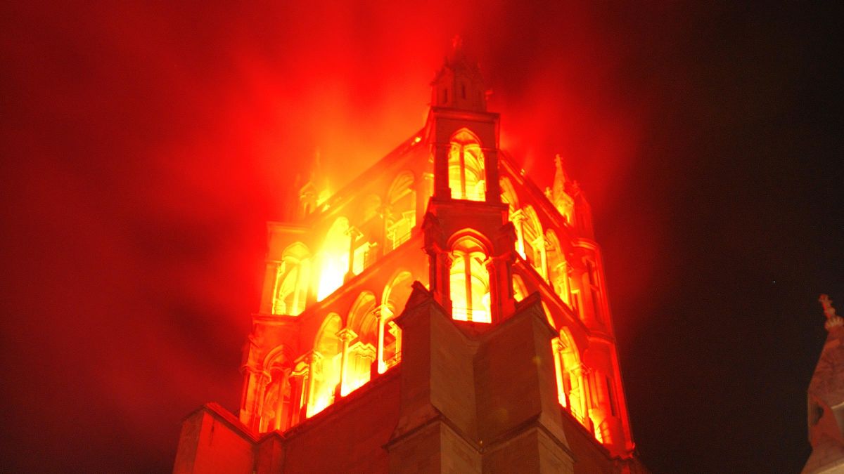 Die in Flamme stehende Kathedrale