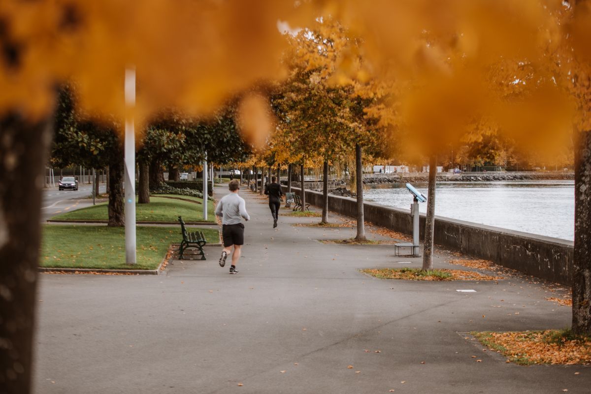 Running by the lake with an audio guide