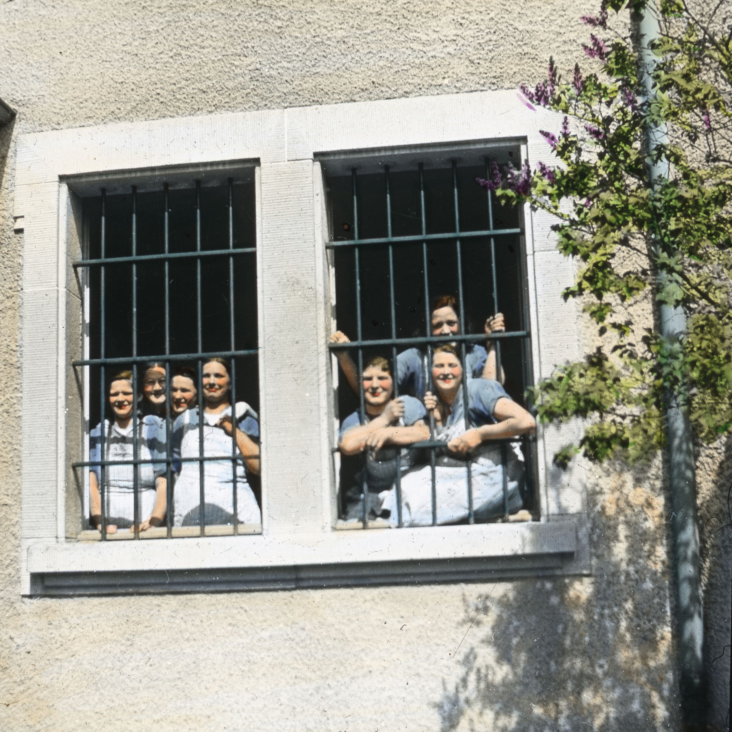 © Femmes à la fenêtre [s.d.] Archives de l'Etat de Fribourg, Fonds des Etablissements de Bellechasse, EB Div PDV 20