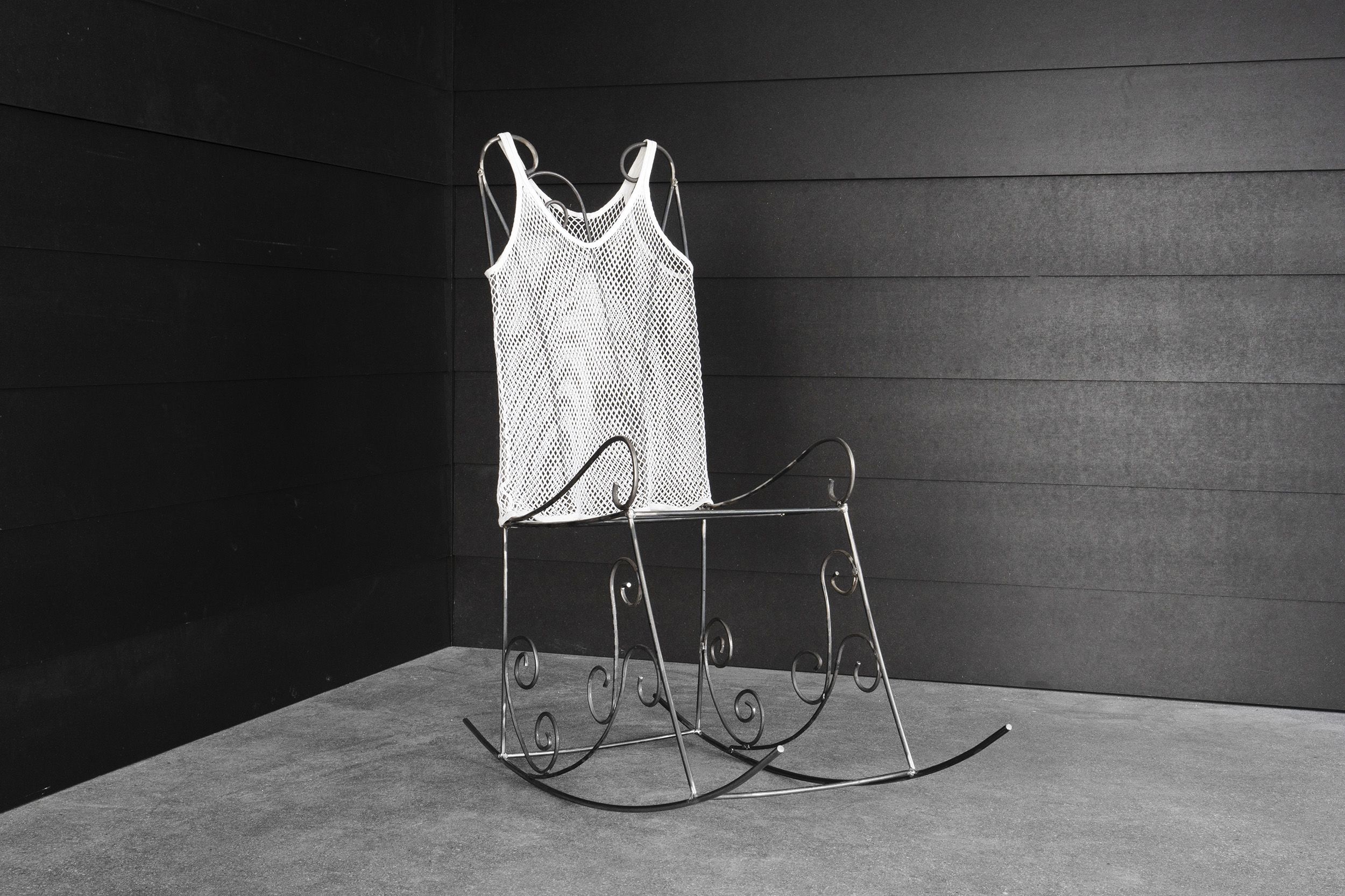 &copy; Vue de l&rsquo;exposition Nou Kontan We Zot, espace 3353 (Gen&egrave;ve). Photo : Yul Tomatala / Lucas Erin, &laquo;Dominante&raquo;, 2024. Acier, coton, 126,5 &times; 47 &times; 113 cm