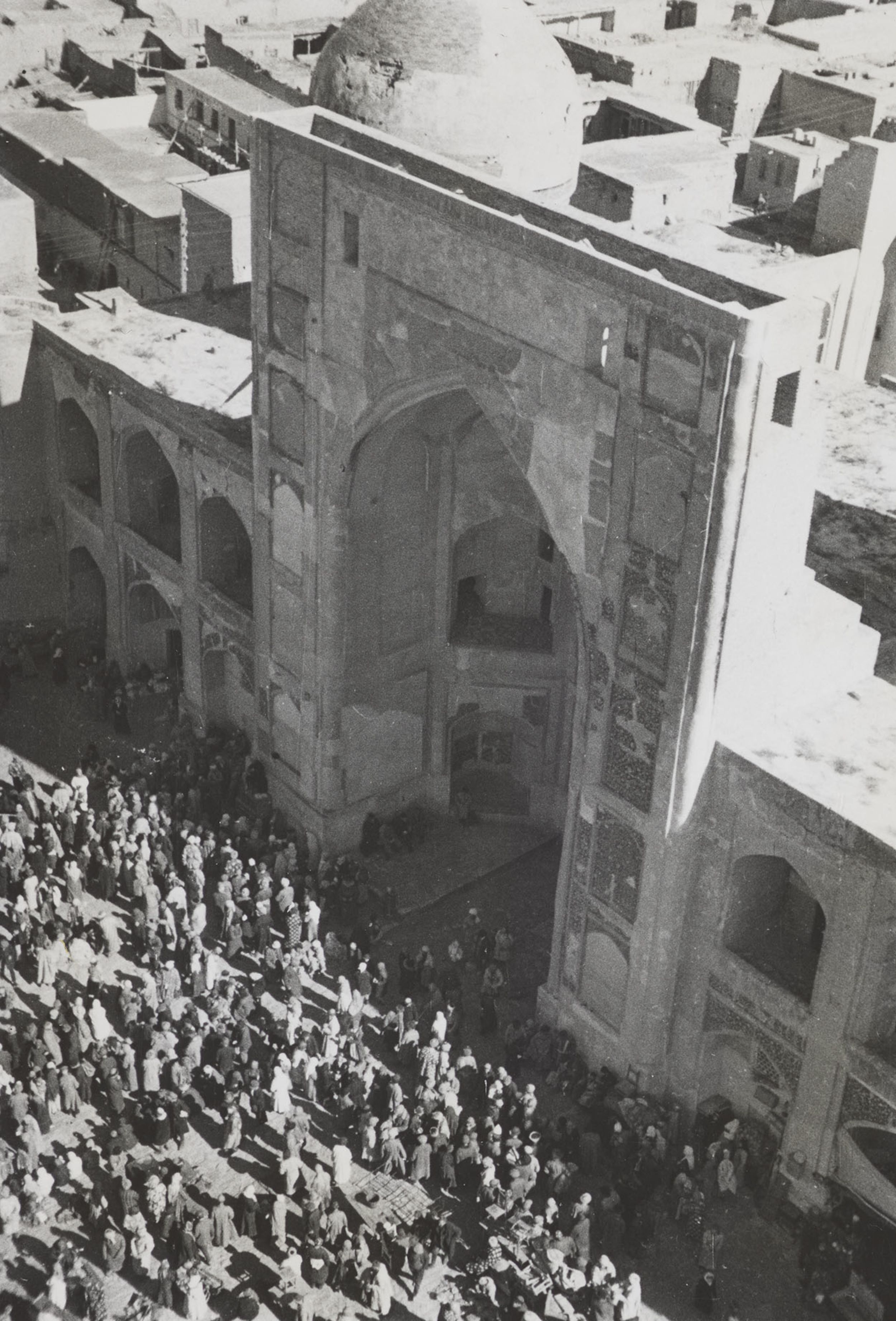 &copy; Succession Ella Maillart et Photo Elys&eacute;e, Lausanne / Ella Maillart, march&eacute; devant La Madrasa Chir Arab, Boukhara, 1932, &eacute;preuve sur papier au g&eacute;latino-bromure d&rsquo;argent