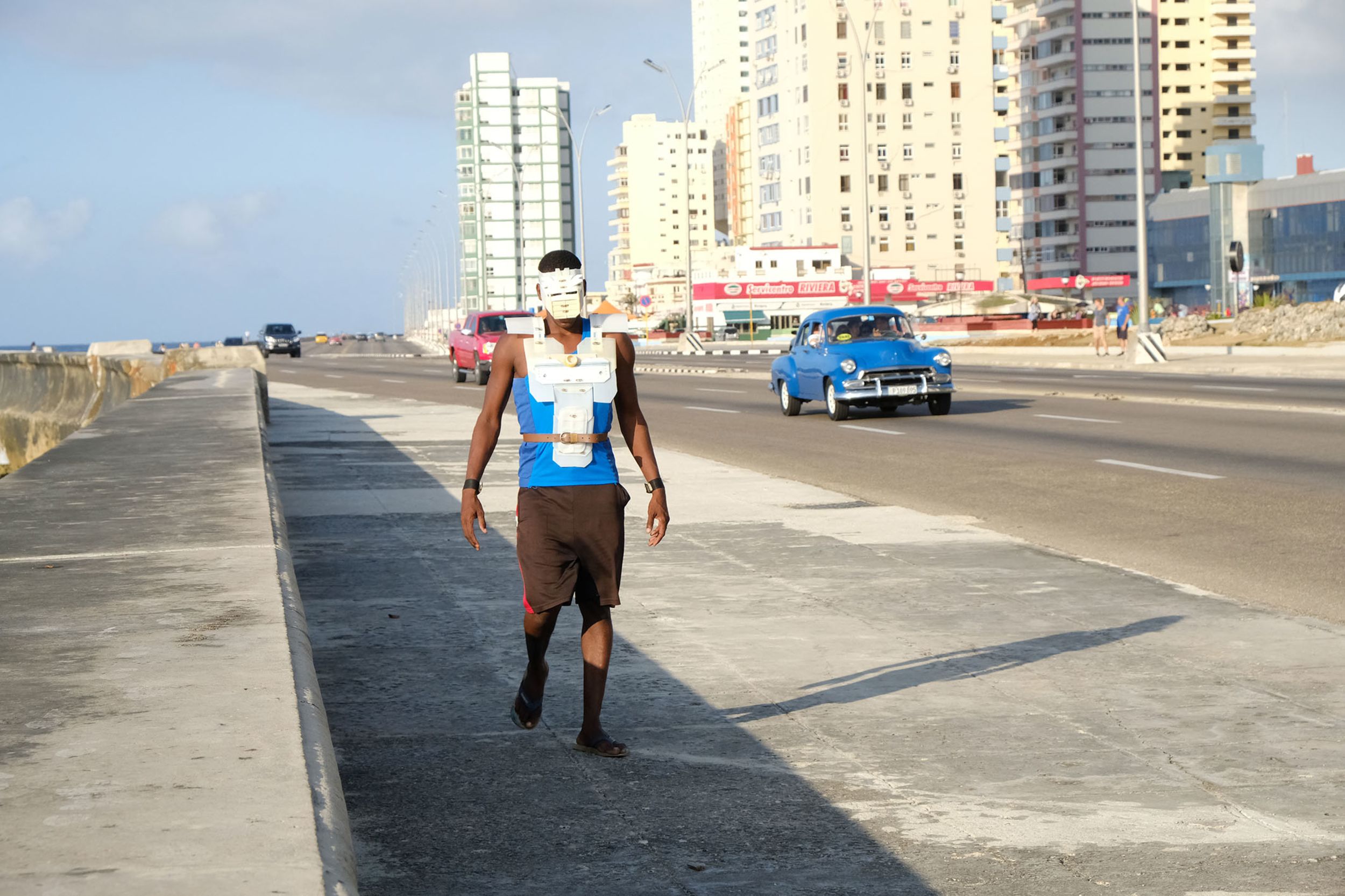 © Photo : Rosmy Porter - SASU LEARTS, Paris / Daldo Marte déambulant en costume de super-héros, La Havane, Cuba, 2018.